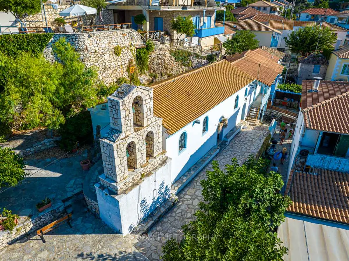 Εναέρια λήψη της εκκλησίας του Αγίου Νικήτα Λευκάδας με το πέτρινο καμπαναριό