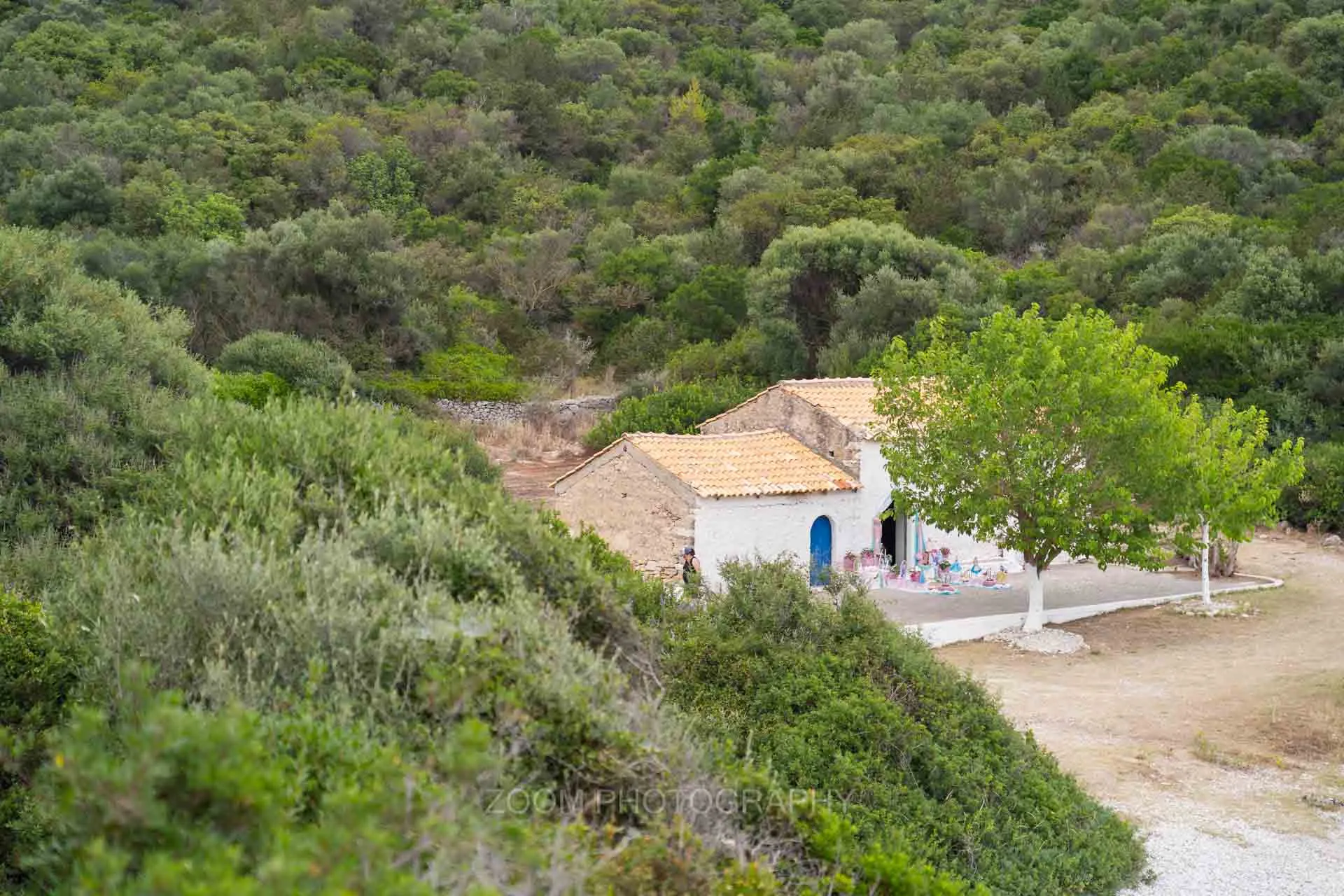 Το εκκλησάκι του Άη-Γιάννη στην Πογωνιά, στολισμένο για βάπτιση