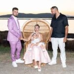 Ο μπαμπάς, η μαμά με τη μικρή στην ψάθινη πολυθρόνα και ο νονός, στο ηλιοβασίλεμα στις Αλυκές