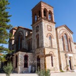 Ο πέτρινος ναός του Αγίου Ιωάννη Θεολόγου στο Νεοχώρι, με το κόκκινο καμπαναριό, την ημέρα της βάπτισης των διδύμων