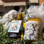 Τα λαδοσέτ της βάπτισης των διδύμων πάνω στο γρασίδι, το ένα με καρτελάκι με αρκουδάκι
