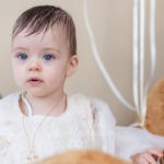 Η Φωτεινή με τα μπλε μάτια και τον χρυσό σταυρό της, μετά τη βάπτιση