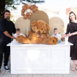 Ο Χρήστος και η Βασιλική με τα δίδυμα και το μεγάλο αρκουδάκι στο προαύλιο του ναού