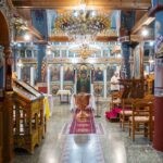 Το εσωτερικό του Ιερού Ναού Κοιμήσεως της Θεοτόκου στην Πετρώνα με τη χάλκινη κολυμβήθρα μπροστά στο τέμπλο