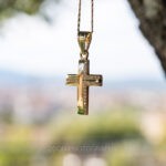 Ο χρυσός σταυρός της Μαριάνθης κρεμασμένος σε κλαδί στο προαύλιο της Αγίας Παρασκευής Αγρινίου