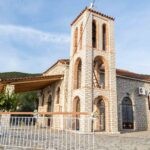 Ο Προφήτης Ηλίας Μυρτιάς, πέτρινο εκκλησάκι με καμπαναριό πάνω από τη λίμνη Τριχωνίδα