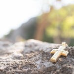 Ο χρυσός βαπτιστικός σταυρός του Γεράσιμου πάνω στην πέτρα του βράχου δίπλα στην εκκλησία
