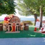 Ο στολισμός της βάπτισης με το όνομα της Μαριάνθης και μπαλόνια σε πορτοκαλί και μπορντό στο προαύλιο του ναού