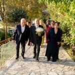 Ο Δημήτρης ανεβαίνει με την ανθοδέσμη το πέτρινο μονοπάτι προς την εκκλησία