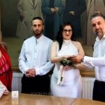 Η βέρα περνά στο χέρι της νύφης στον πολιτικό γάμο της Βιβής και του Γιώργου