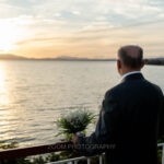 Ο Δημήτρης περιμένει τη νύφη στο κάγκελο, με τον ήλιο να δύει πάνω στην Τριχωνίδα