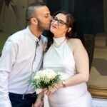 Ο Γιώργος φιλά τη Βιβή στο μάγουλο μετά τον πολιτικό τους γάμο