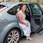 Η Θωμαή χαμογελά καθώς βγαίνει από το αυτοκίνητο στη Μυρτιά