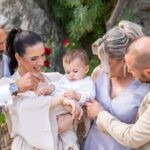 Ο Γεράσιμος στην αγκαλιά της Νεκταρίας πριν από τη βάπτιση στην Πετρώνα