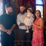 Ο νονός Δημήτρης και οι γονείς με την Αλίνα στην είσοδο του ναού
