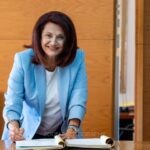 Η κυρία Παπαγεωργίου υπογράφει τα χαρτιά του γάμου και χαμογελά
