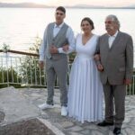 Η νύφη φτάνει στην εκκλησία με τον γιο της και τον πατέρα της