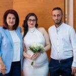 Η κυρία Παπαγεωργίου με τη Βιβή και τον Γιώργο μετά την τελετή