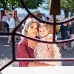Η Ερατώ με τη Μαριάνθη στην αγκαλιά, φωτογραφημένες μέσα από το παράθυρο του ναού