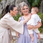 Η Νεκταρία χαϊδεύει τον Γεράσιμο στην αγκαλιά της νονάς