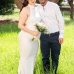 Η Βιβή και ο Γιώργος αγκαλιά στο ψηλό γρασίδι, κάτω από ένα δέντρο
