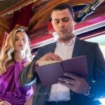 Ο νονός διαβάζει από το βιβλίο της ακολουθίας με τη νονά δίπλα του