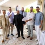 Ο Τάσος με τους φίλους του στο μπαλκόνι, με λευκές βεντάλιες