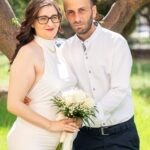 Πορτρέτο του ζευγαριού με το μπουκέτο στον κήπο του Πνευματικού Κέντρου Αγρινίου