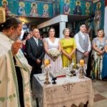 Ο ιερέας στο μυστήριο, μπροστά στο τραπέζι με τις λαμπάδες