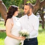 Η Βιβή και ο Γιώργος κοιτάζονται κάτω από ένα δέντρο με διχαλωτό κορμό