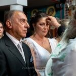 Ο ιερέας ευλογεί τη Θωμαή, με τον Δημήτρη δίπλα της