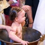 Η Αλίνα μέσα στην κολυμβήθρα της Αγίας Παρασκευής