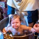 Η Μαριάνθη μέσα στη χάλκινη κολυμβήθρα της Αγίας Παρασκευής Αγρινίου