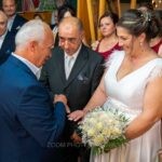 Η Θωμαή και ο Δημήτρης με καλεσμένους μέσα στην εκκλησία