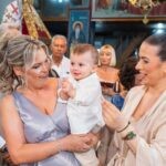 Η νονά και η Νεκταρία χαμογελούν στον Γεράσιμο μέσα στον ναό