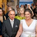 Τα στέφανα αλλάζουν πάνω από τα κεφάλια του ζευγαριού