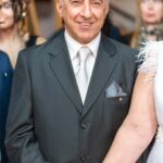 Ο Δημήτρης χαμογελά με το στέφανο