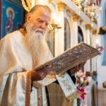 Ο ιερέας διαβάζει από το Ευαγγέλιο