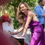 Η νονά γράφει την ευχή της στο βιβλίο ευχών στο προαύλιο του ναού