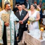 Ο ιερέας οδηγεί το ζευγάρι γύρω από το τραπέζι του μυστηρίου