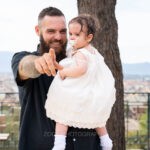 Ο Νίκος δείχνει την πόλη του Αγρινίου στην Αλίνα από τον λόφο της Αγίας Παρασκευής