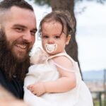 Ο Νίκος και η Αλίνα με την πιπίλα της, με θέα το Αγρίνιο