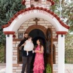 Η Αλίνα με τους γονείς της στο εκκλησάκι της Παναγίας Σπηλιώτισσας
