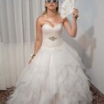 Η νύφη με το νυφικό, τα γυαλιά καρδιές και μια βεντάλια με φτερά