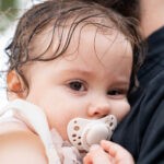 Κοντινό της Αλίνας με βρεγμένα μαλλιά στον ώμο του μπαμπά της