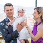 Ο νονός και η νονά με τη Μαριάνθη ανάμεσα σε σαπουνόφουσκες