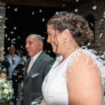 Ροδοπέταλα πάνω από τη Θωμαή και τον Δημήτρη στην έξοδο