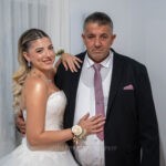 Η Αλεξάνδρα αγκαλιά με συγγενή της, στο σπίτι της πριν την εκκλησία