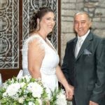 Το ζευγάρι χέρι χέρι μπροστά στην πέτρινη είσοδο του Προφήτη Ηλία