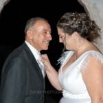 Η Θωμαή φτιάχνει τη γραβάτα του Δημήτρη κάτω από την πέτρινη καμάρα
